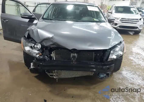 2013 Volkswagen Passat 2.5L Se z USA, uszkodzony, nr VIN 1VWBP7A35DC149396